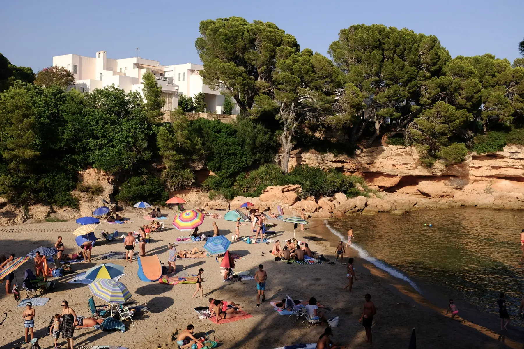 Cala Calafató vista des de les roques