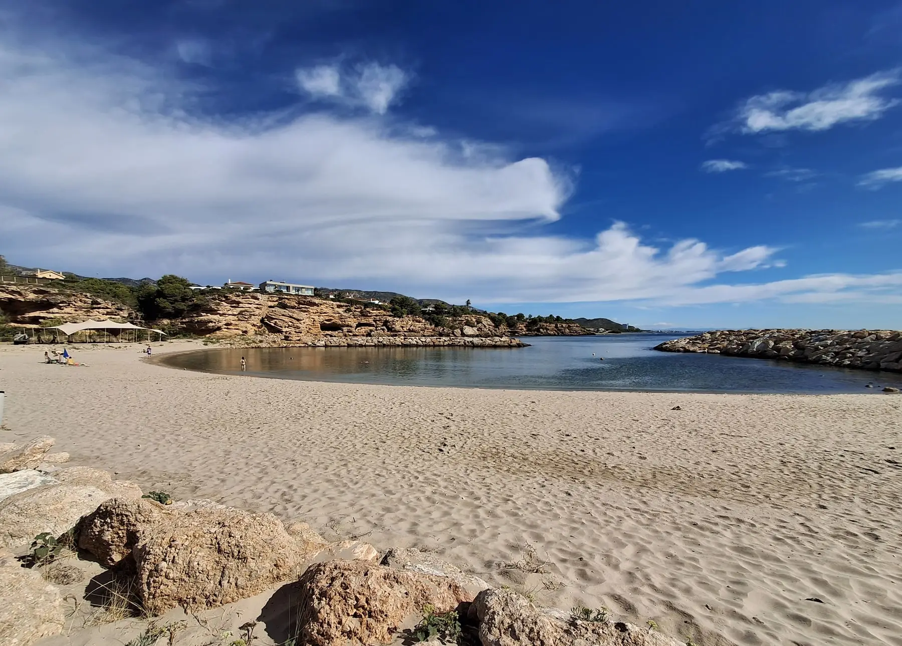 Sorra i aigua a la platja de Calafat, amb l’espigó al fons