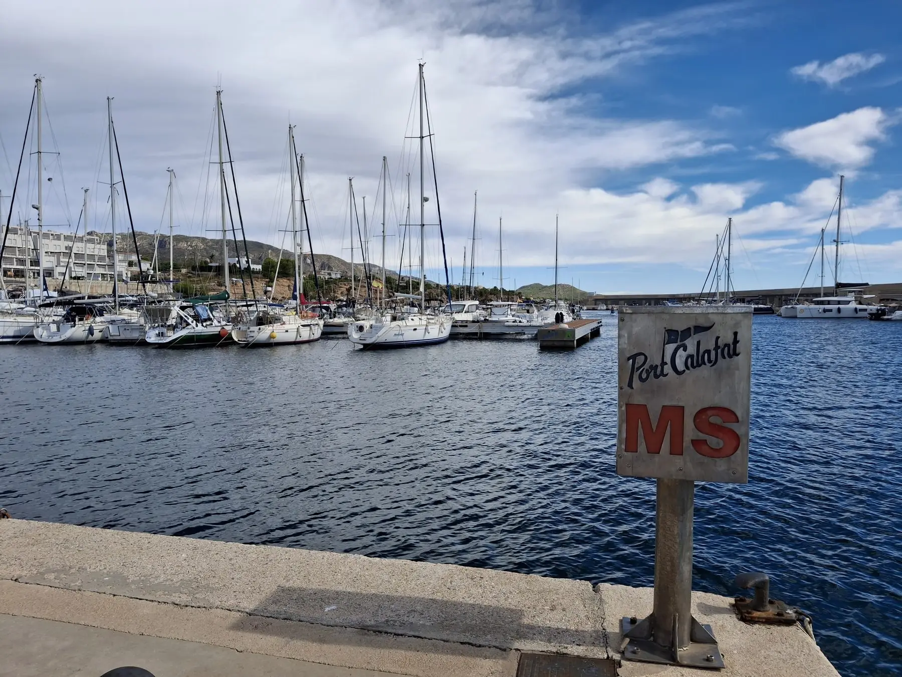 El port esportiu de Calafat vist des de la costa